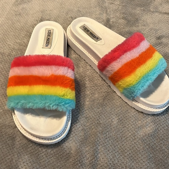 STEVE MADDEN SOPHLYN FUZZY RAINBOW SLIDES SANDALS 7 - Picture 4 of 10